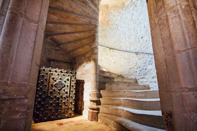 Escaliers Chateau d'Igé **** à Igé, en Bourgogne.